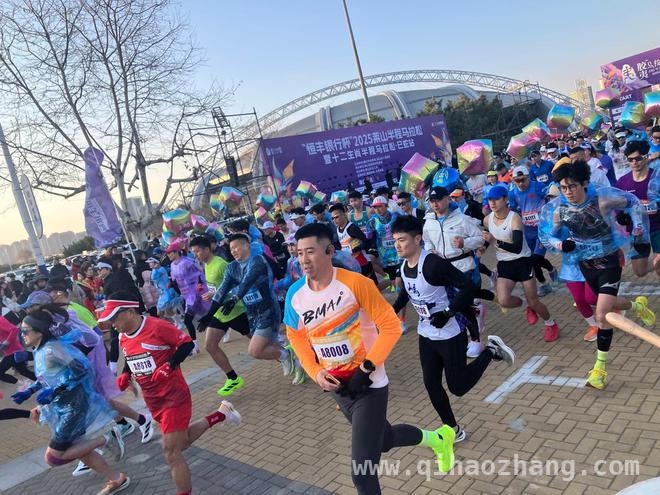 2025莱山半程马拉松：一场融合美景与竞技的盛会，莱山半程马拉松起跑，选手迎着春光奋力奔跑