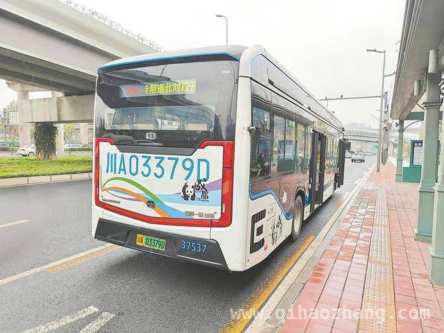 成都公交新举措：9条线路新增“移动提示牌”优化出行体验，“移动提示牌”亮相成都9条公交线，市民出行更清晰
