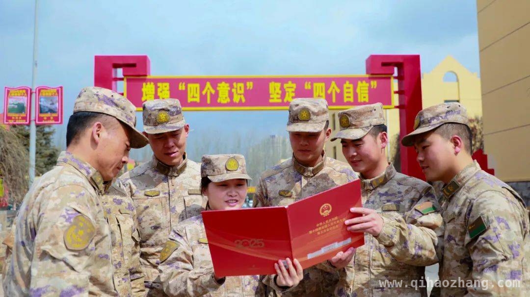 第76集团军某旅：两会精神宣讲点燃官兵练兵热情