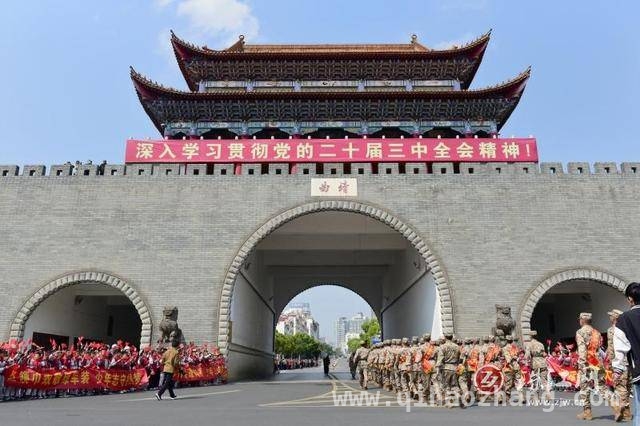 曲靖新兵入伍欢送仪式热闹非凡，口腔医院积极拥军