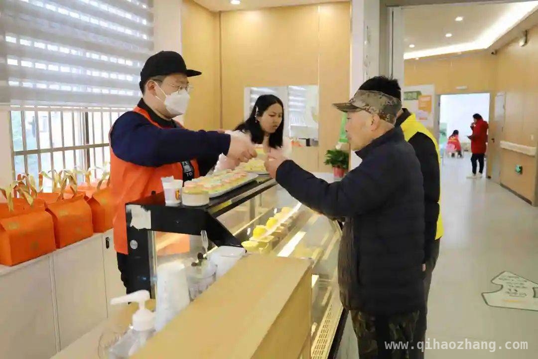 临港开发区乐龄中心投用，让社区全龄居民感受温暖关怀，申港街道乐龄中心投用，全方位守护社区居民“微幸福”