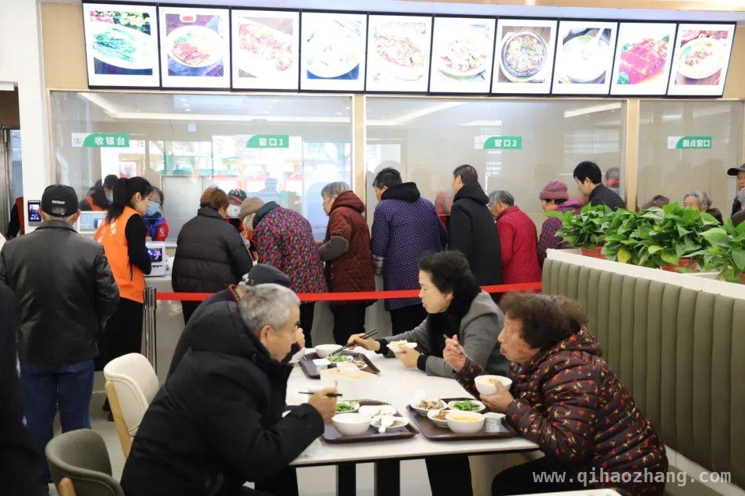 临港开发区乐龄中心投用，让社区全龄居民感受温暖关怀，申港街道乐龄中心投用，全方位守护社区居民“微幸福”
