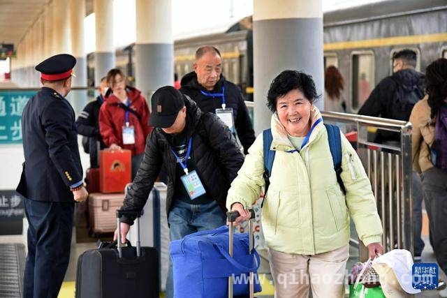 “银发旅游专列”从青岛城阳站启程，踏上14天云贵赣赏花踏青路