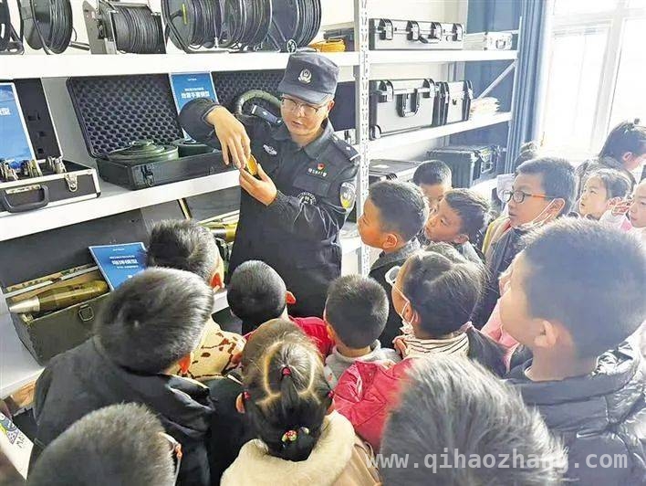 警营探秘：40余名青少年感受特警装备魅力，“探秘警营”活动，让青少年开启震撼警营之旅