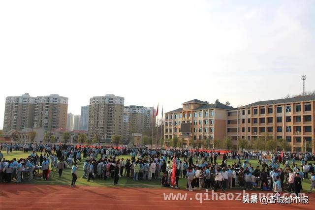 咸安实验学校义卖活动：雷锋精神在春日校园绽放光芒 校园义卖：让闲置物品焕新生，让雷锋精神照前路
