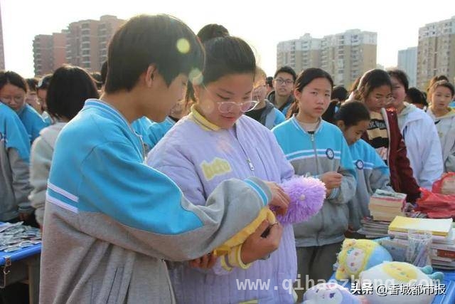 咸安实验学校义卖活动：雷锋精神在春日校园绽放光芒 校园义卖：让闲置物品焕新生，让雷锋精神照前路