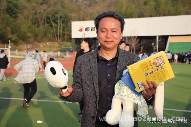 咸安实验学校义卖活动：雷锋精神在春日校园绽放光芒 校园义卖：让闲置物品焕新生，让雷锋精神照前路