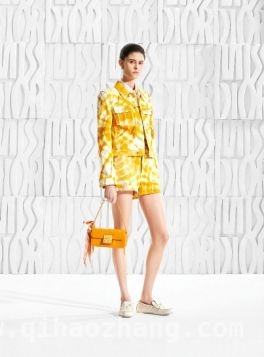 Dior 2025春夏系列：复古与现代碰撞的时尚奇迹 跟Dior 2025春夏系列一起，拥抱时尚新生活