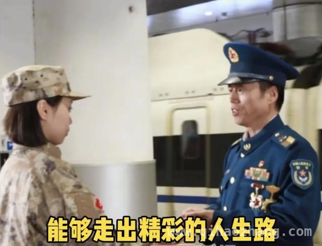 榜样引领，“兵王”之女接过军营接力棒！，军营接力：父亲的勋章，女儿的征程！