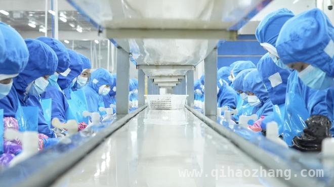 东方甄选“透明工厂”计划，为食品安全上双保险，从青虾仁到烤肠大虾，东方甄选“透明工厂”打造放心食品