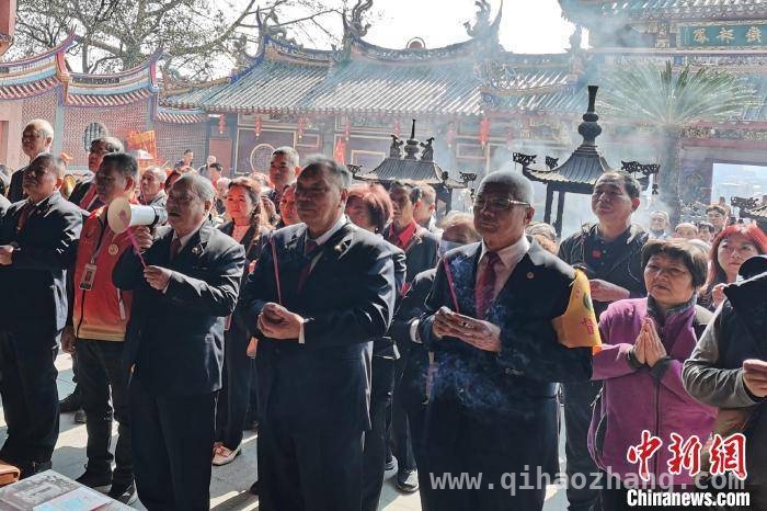 台湾信众南安凤山寺进香，为两岸和平发展祈福，福建南安凤山寺：台湾信众朝拜促两岸道教文化交融