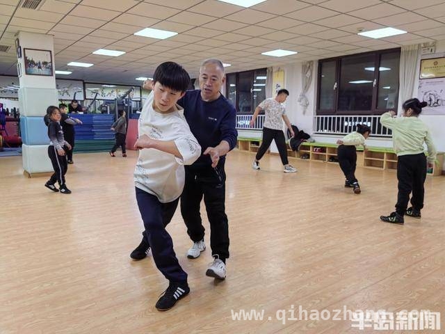 56岁“摔跤爸爸”29年义务授艺，中国式摔跤后继有人！