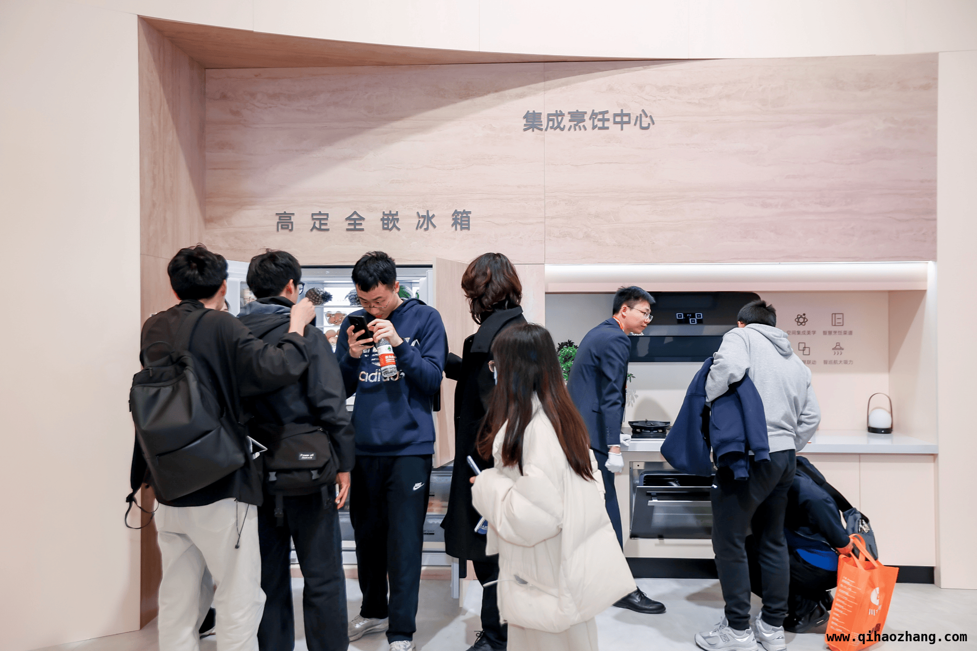 AWE2025上的长虹：家电全面AI化，科技与文化共舞