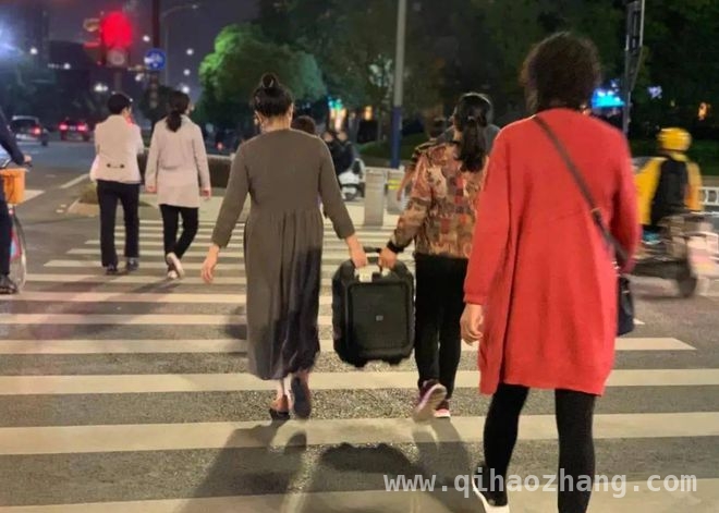 小区广场舞噪音成灾，住户抗议背后的法律问题，小区广场舞风波：大妈与住户的冲突升级！