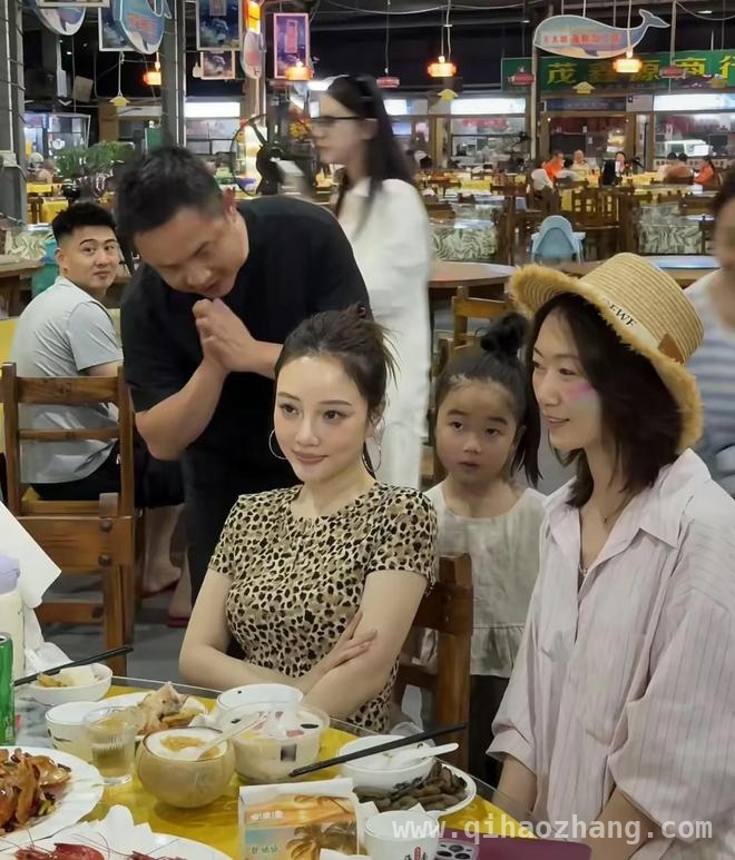甜馨校园孤立风波，李小璐悠然度假，反差背后藏何因？，甜馨被孤立引心疼，李小璐度假秀颜值，妈妈角色失职？