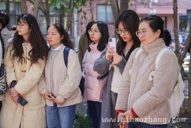 上海师大校园话剧〈张桂梅〉：演绎动人故事，启迪学子心灵 走进上海师大〈张桂梅〉话剧，感受伟大教育精神