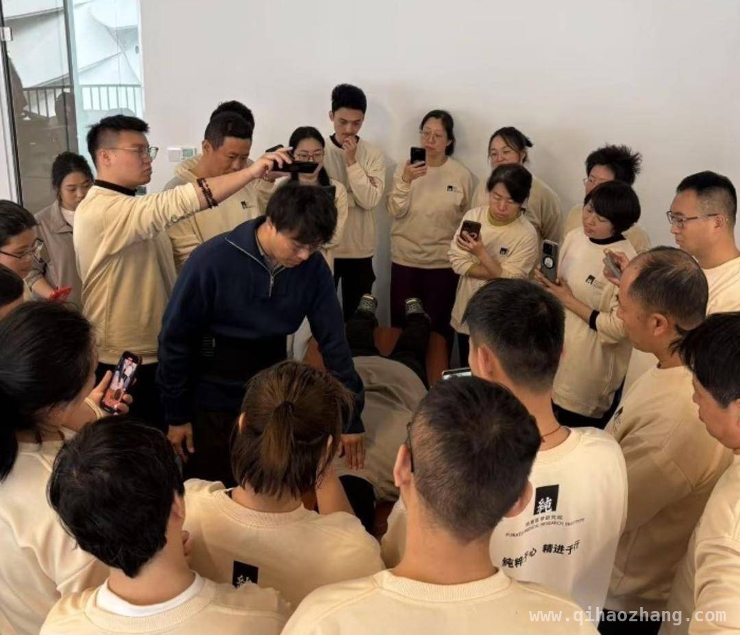 张乐超入母校群后回应正骨收费：按次非按时，张乐超回应正骨收费高：按次收费，盼打破供需失衡