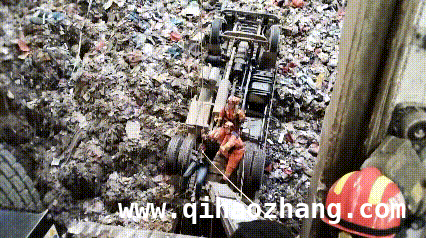 惊心！垃圾车翻进垃圾池，消防员紧急救援，垃圾车“遇险”，消防员力挽狂澜！