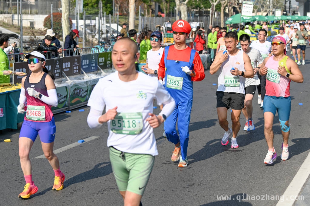 2025上海苏河半马：不同跑者的别样风采 苏河半马：在上海河畔书写奔跑传奇