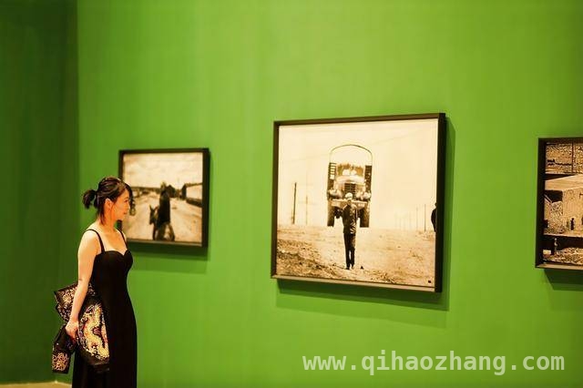 透过刘香成的镜头，感受时代的脉搏与人性温度 刘香成摄影展：展现平静而诗意的纪实美学
