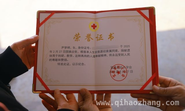 12岁女孩因病离世，父母大爱让生命在医学研究中延续，泪目！12岁女孩离世，父母用捐献遗体诠释生命意义