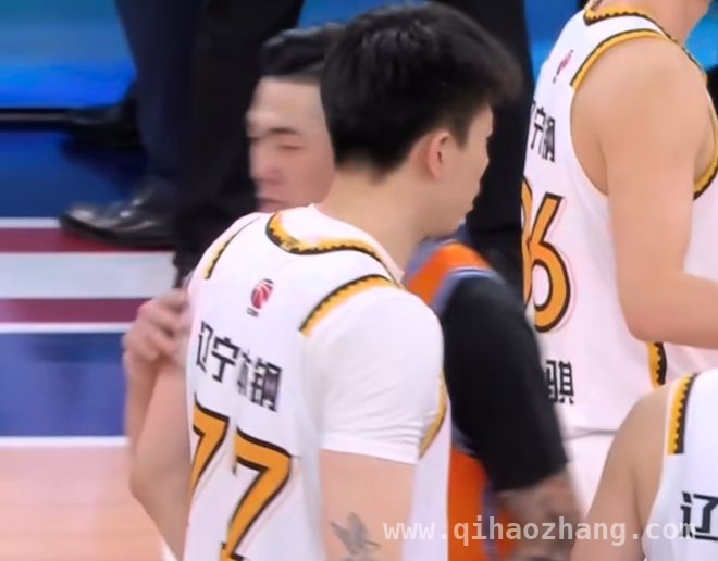 CBA焦点战：辽宁险胜上海，赛场风云激荡！