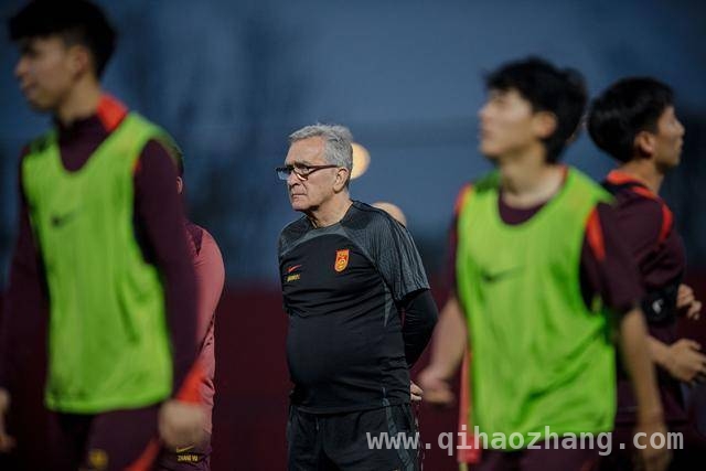 4. 中国男足杭州训练蓄势待发，25日迎战澳大利亚队，2. 聚焦！中国男足为25日对阵澳大利亚全力备战