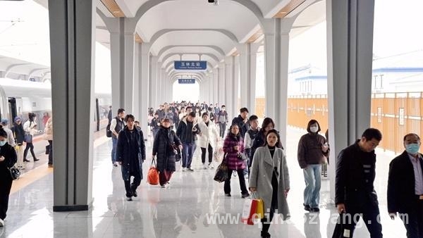 双节临近，国铁南宁局增运能，老年旅客享积分优惠出行