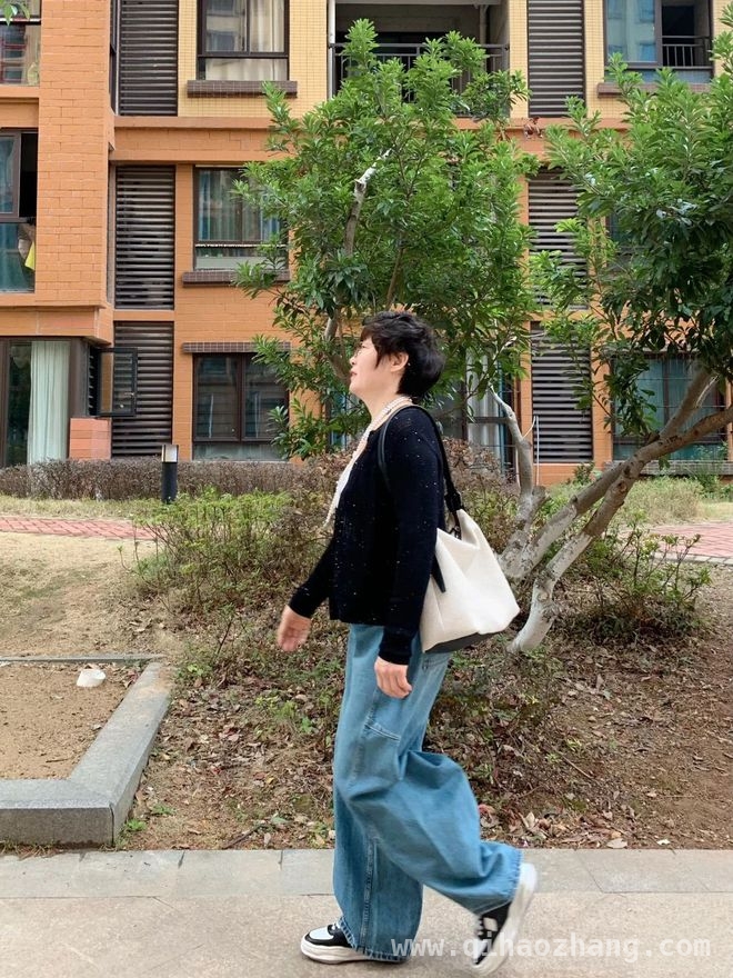跟着薇娅学穿搭，50多岁阿姨焕发出别样魅力 50岁阿姨“抄作业”薇娅穿搭，开启美丽新征程