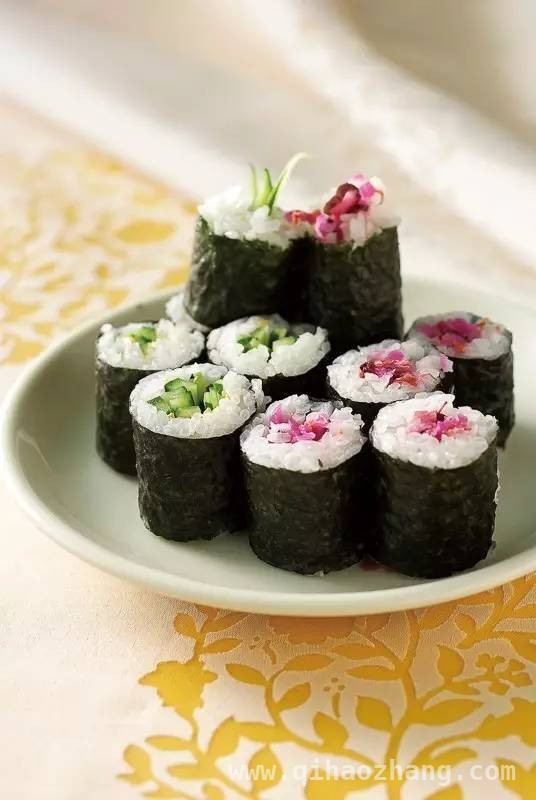 特色佳肴：六种寿司与卷物的独特做法分享