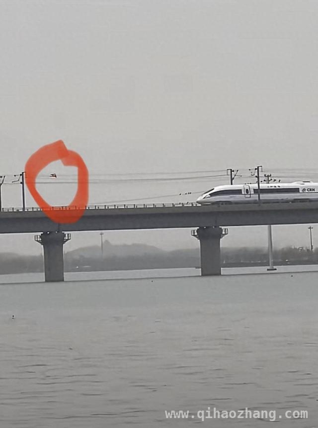 春季铁路安全危机：异物挂网频发，多方需联动应对 风筝“惹祸”，如何筑牢铁路沿线安全防线？