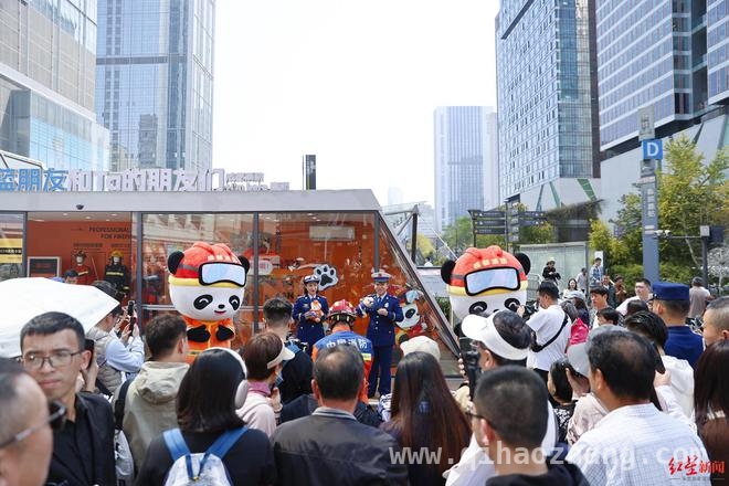 成都首个户外消防主题直播间开播，助力公共安全教育与城市发展