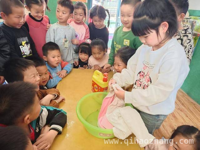 体验洗衣乐趣，灞桥幼童自理能力焕新升级，“我是洗衣小能手”：灞桥幼儿园为孩子自理成长添动力