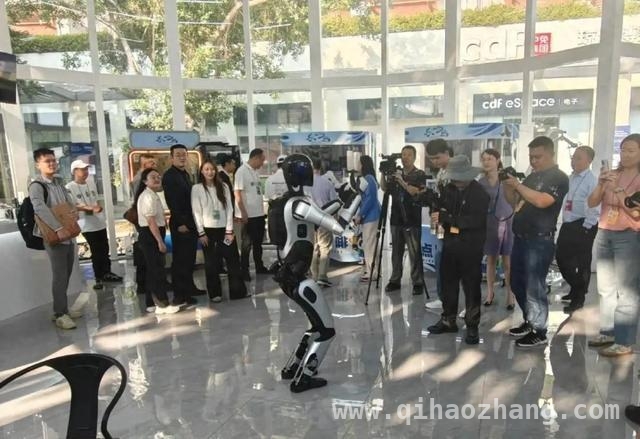 探秘！博鳌年会上能思考的人形机器人出自这里，博鳌亚洲论坛2025：光谷东智人形机器人成焦点