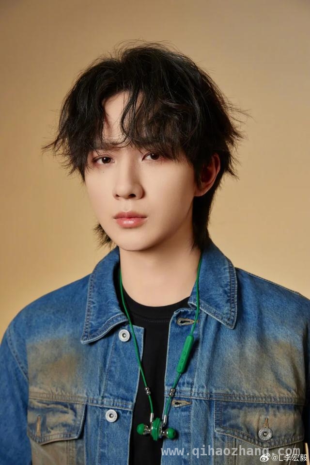 机场围堵、代拍成风，李宏毅吴宣仪的遭遇敲响娱乐圈警钟