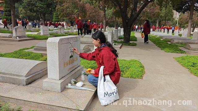 齐礼闫小学清明校外实践，缅怀先烈共筑爱国情，郑州齐礼闫小学清明祭英烈，传承红色精神