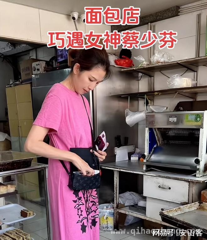 51岁蔡少芬素面朝天买面包，家庭事业两不误太圈粉，蔡少芬素颜逛面包店，毫无明星架子引热议