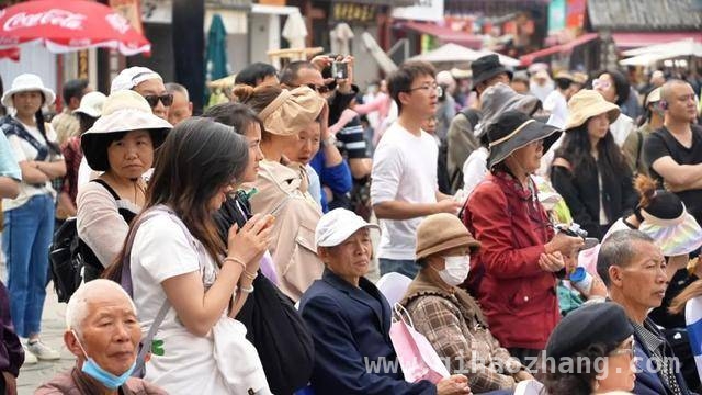 走进茶马花街民族风情节，感受多元文化的魅力！