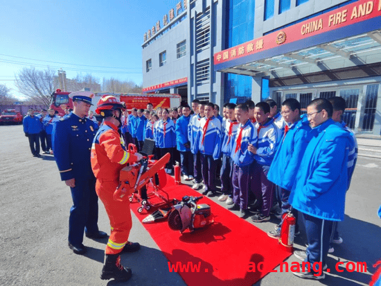 阜康消防“进红门学消防”直播，让学生成安全小卫士，31日安全教育日，阜康消防直播开启安全之旅