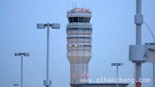 美达美航空客机起飞遇惊险一幕，险些与军机“亲密接触”