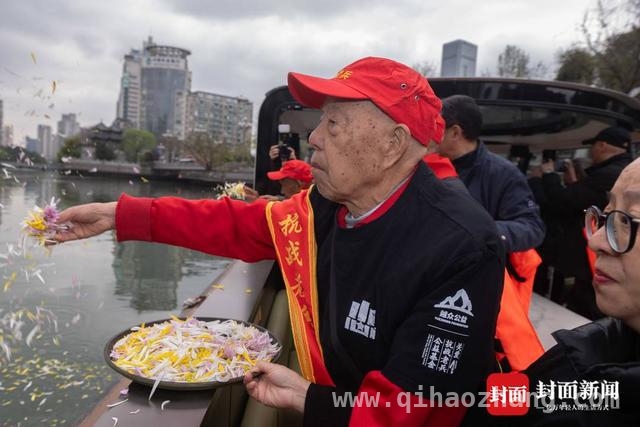 2025年清明前夕：抗战老兵与市民共祭川军英灵 抗战胜利80周年，清明前夕老兵祭奠川军英烈