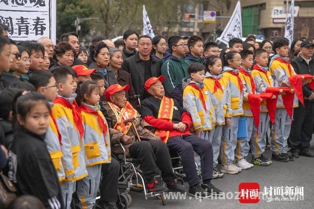 2025年清明前夕：抗战老兵与市民共祭川军英灵 抗战胜利80周年，清明前夕老兵祭奠川军英烈