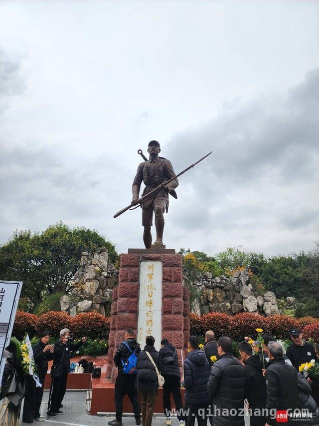 2025年清明前夕：抗战老兵与市民共祭川军英灵 抗战胜利80周年，清明前夕老兵祭奠川军英烈