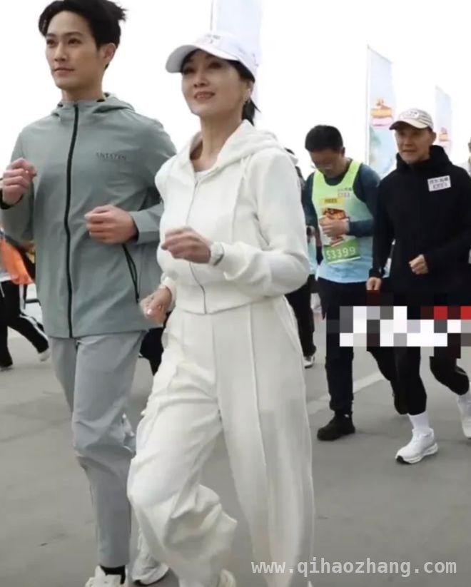 深圳湾马拉松：赵雅芝“优雅老去”梦碎？