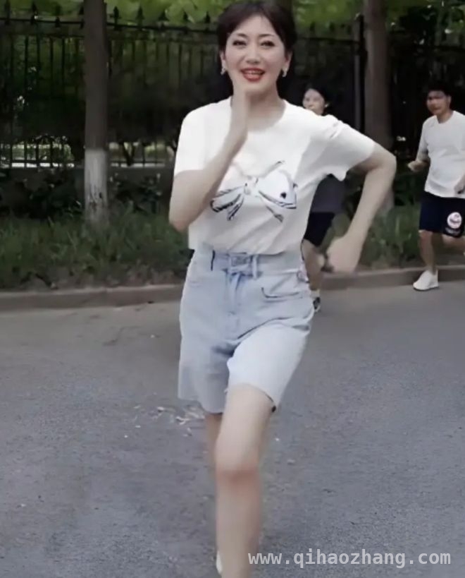 深圳湾马拉松：赵雅芝“优雅老去”梦碎？