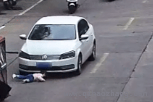 苏州街头：众人抬车救女童，多方护航化险为夷