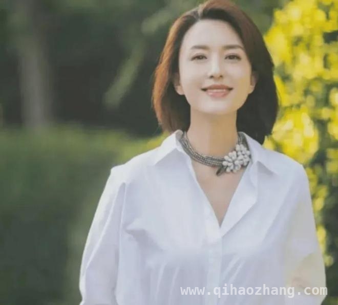 从央视主持到网红，张蕾因一条裤子陷入舆论漩涡，张蕾的“裤子战争”：传统与流量碰撞下的中年女性困境