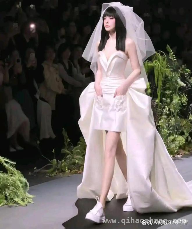 王琳54岁穿婚纱惊艳全场，两段婚姻终结她却活出自我