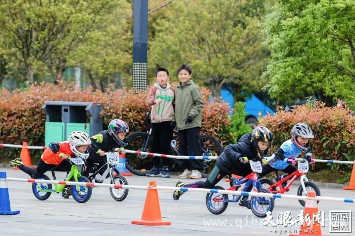 福泉站！“多彩贵州”儿童滑步车联赛小选手展现勇敢与坚韧