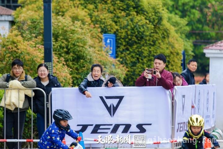 福泉站！“多彩贵州”儿童滑步车联赛小选手展现勇敢与坚韧